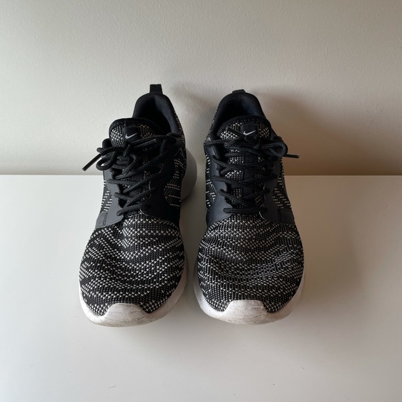 Nike women’s Roche runner in size US 6.5 - Picture 2 of 7